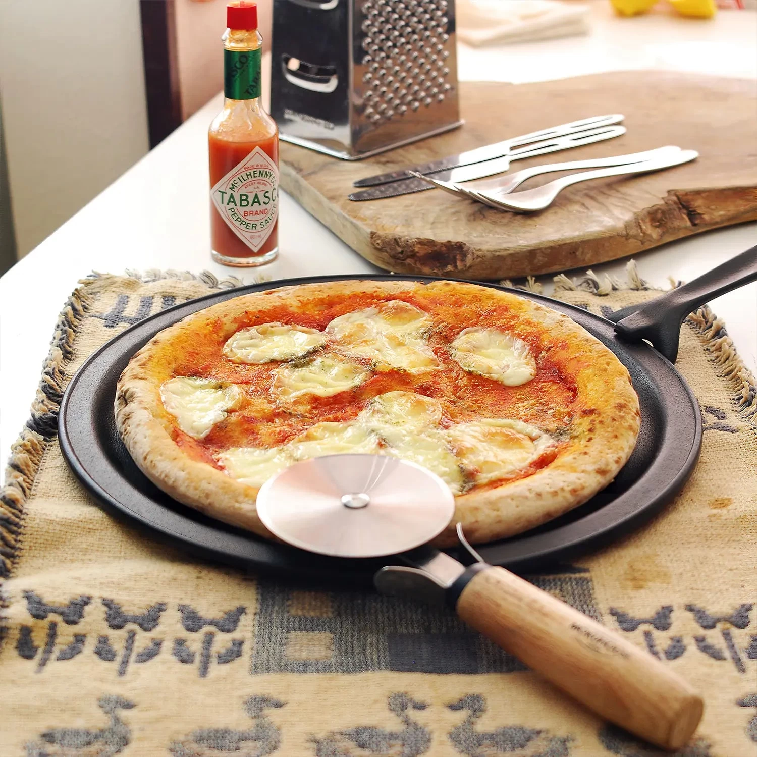 Iwachu Induction Cast-Iron Pizza Pan With Removable Handle 9 Iwachu Induction Cast-Iron Pizza Pan With Removable Handle - Image 7